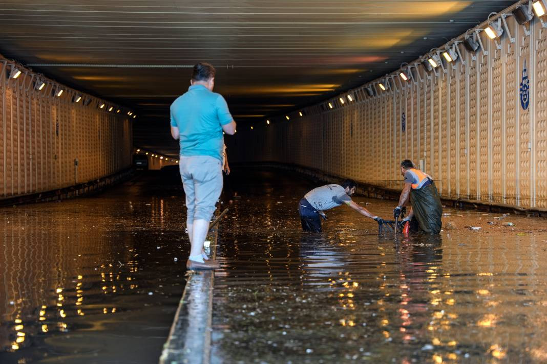 İstanbul'da sağanak hayatı felç etti! Araçlar sular altında kaldı - Resim: 37